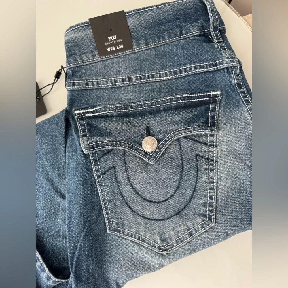 True Religion Medium Wash Contrast Stitch Mid Blue Relaxed Straight Jeans 29x34